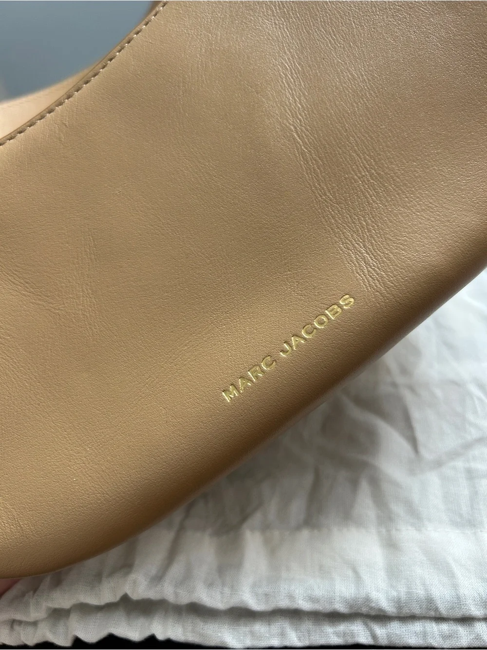 Marc Jacobs Tan Leather Shoulder Bag with Gold Chain - Picture 8 of 13